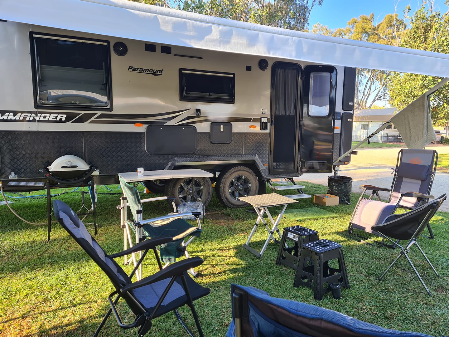 picnic Picnic in front of paramount commander caravan